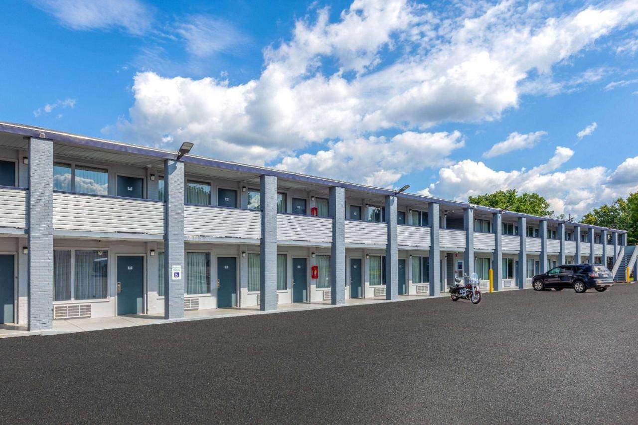 Travelodge By Wyndham Charles Town - Harpers Ferry Экстерьер фото