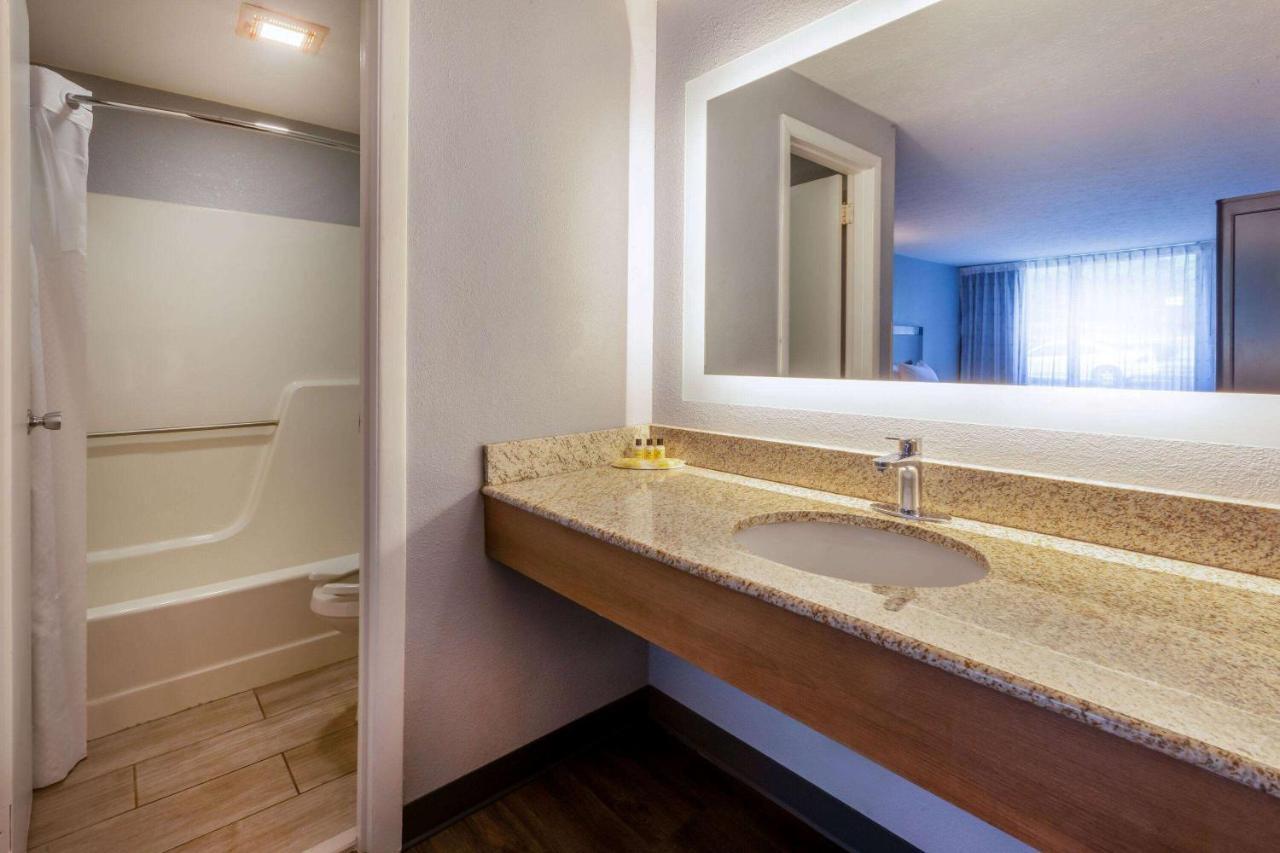 Travelodge By Wyndham Charles Town - Harpers Ferry Экстерьер фото