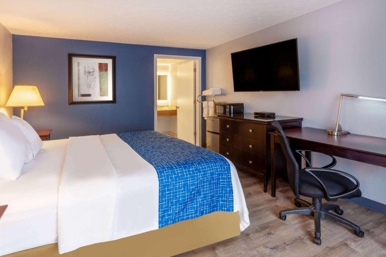 Travelodge By Wyndham Charles Town - Harpers Ferry Экстерьер фото